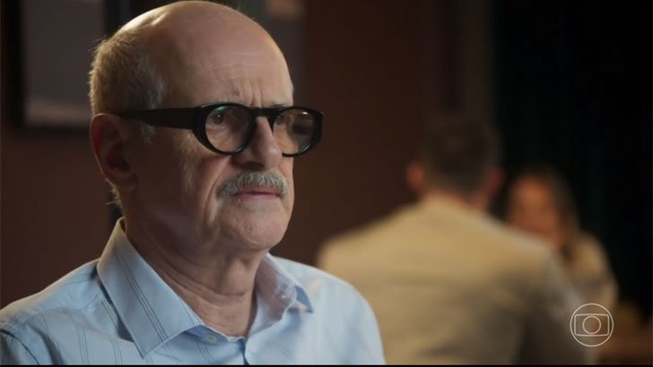 Foto em Elas por Elas: Helena e Roberto impedem