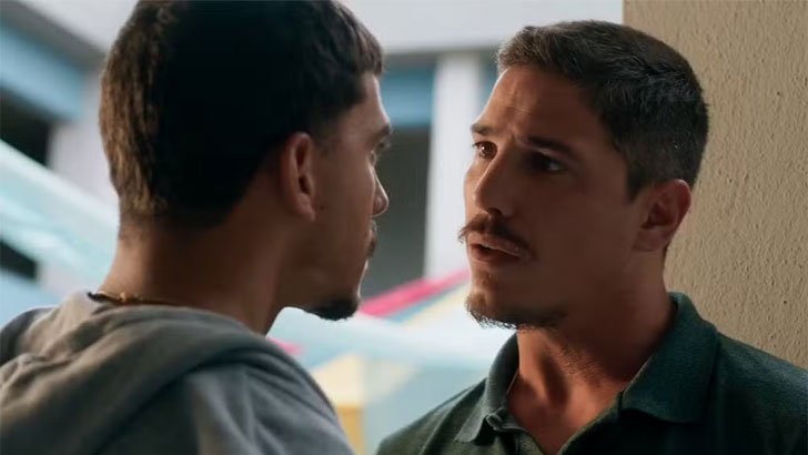 Fuzuê: Julião cai de passarela após briga com Merreca Foto em Fuzuê: Julião cai de passarela