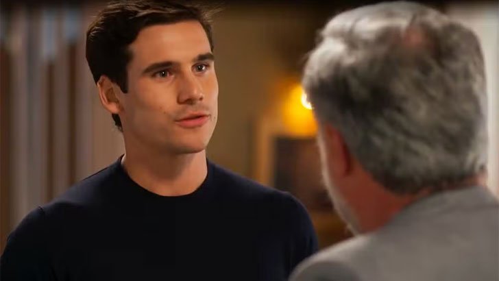 Fuzuê: Miguel planta escuta no hotel de César para investigação Foto em Fuzuê: Miguel planta escuta