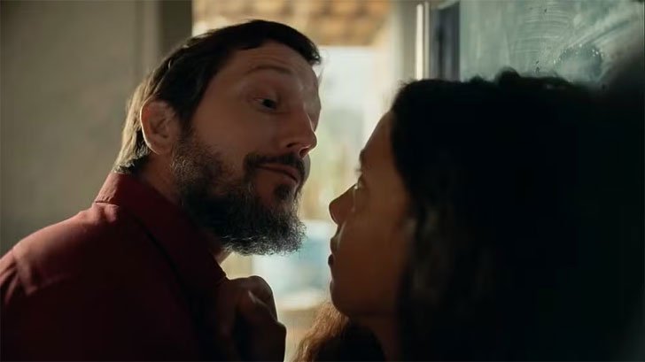 Foto em Renascer: Egídio tenta agarrar Joana