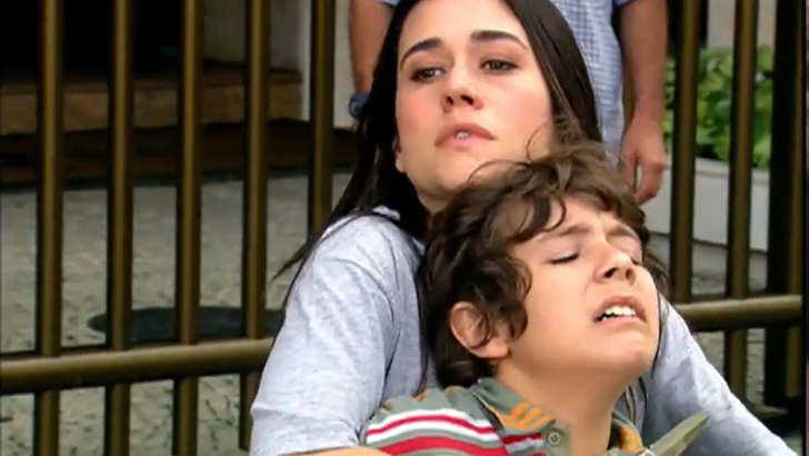 Paraíso Tropical: Taís sequestra Zé Luis e pede resgate a Paula Foto em Paraíso Tropical: Taís sequestra