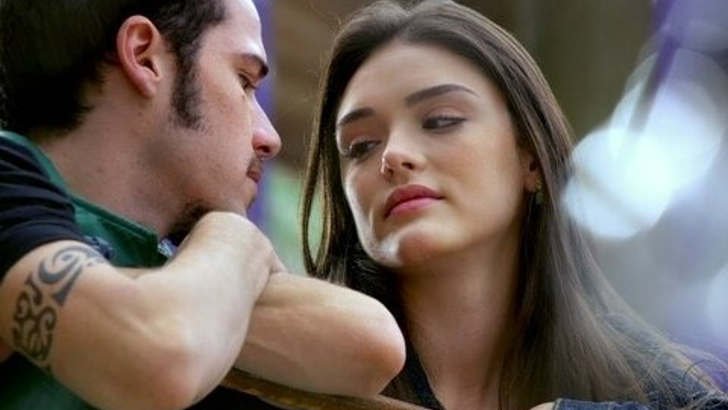 (Foto: Reprodução/TV Globo/Cheias de Charme) Foto em Cheias de Charme: Cida se esquiva.