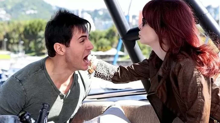 Cheias de Charme: Inácio briga com Dália por confundi-lo com Fabian Foto em Cheias de Charme: Inácio briga com Dália