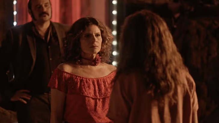 No Rancho Fundo: Zefa e Deodora brigam na chuva Foto em No Rancho Fundo: Zefa e Deodora...