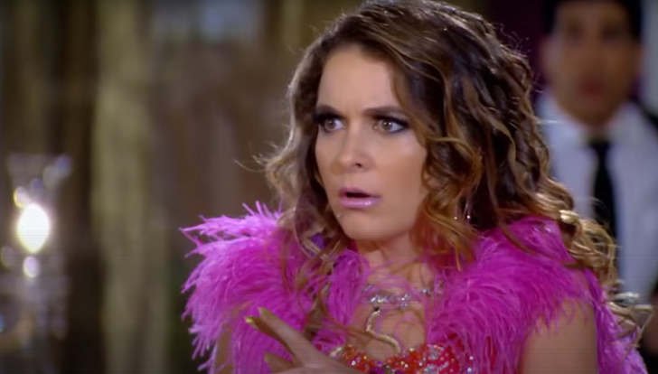 Cheias de Charme: Chayene desconfia de Socorro Foto emCheias de Charme: Chayene desconfia