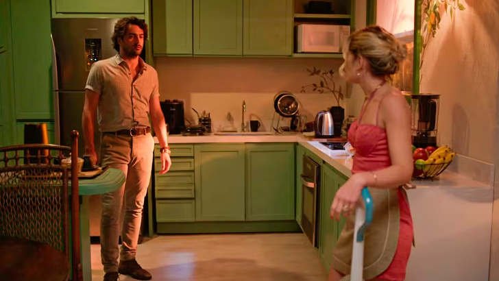 No Rancho Fundo: Artur encontra Blandina na faxina; ela explica e chora Foto em No Rancho Fundo: Artur