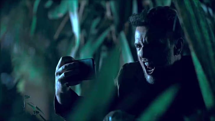 Mania de Você: Molina flagra beijo de Viola e Rudá e filma traição Foto em Mania de Você: Molina flagra