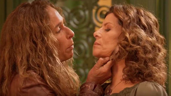 No Rancho Fundo: Zefa coloca faca no pesdoço de Deodora Foto em No Rancho Fundo: Zefa