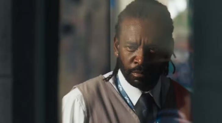 Volta por Cima: Jão descobre que Neuza chegou de carona com Edson no trabalho Foto em Volta por Cima: Jão descobre...