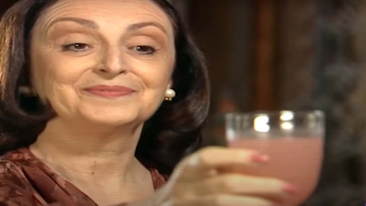 Foto em Alma Gêmea: Débora tenta