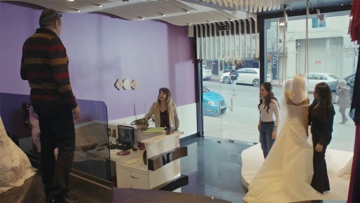 (Foto: TV Record/Força de Mulher) Foto em Força de Mulher: Vingou! Ceyda quebra a loja...