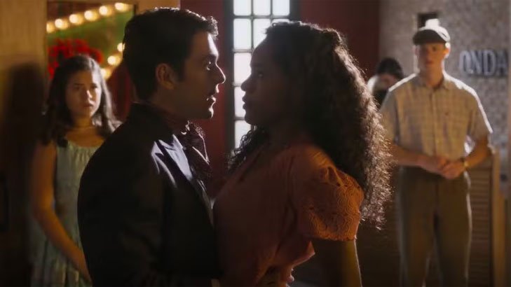 Foto em Garota do Momento: Beatriz cai nos braços