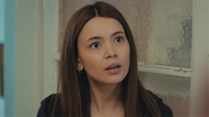 Força de Mulher: Sirin descobre que sua pulseira é mesmo uma réplica Foto em Força de Mulher: Sirin descobre