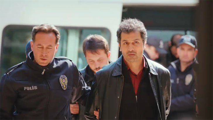 Força de Mulher: Arif é preso após a polícia encontrar uma arma na cafeteria Foto em Força de Mulher: Arif é preso