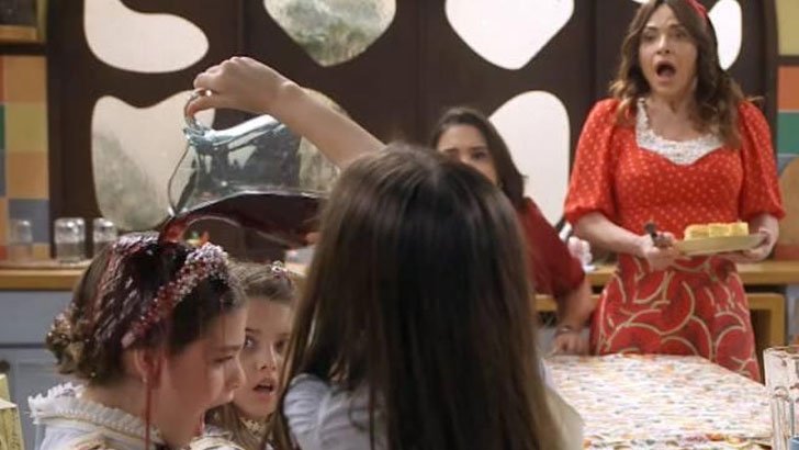 (Foto: SBT/A Caverna Encantada) Foto em A Caverna Encantada: Anna vira jarra de suco