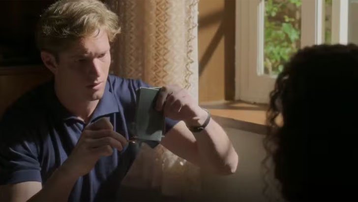 (Foto: Globo/Garota do Momento) Foto em Garota do Momento: Beto queima provas