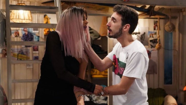 (Foto: TV Brasil/SIC/angue Oculto) Foto em Sangue Oculto: Júlia é atacada por um fã