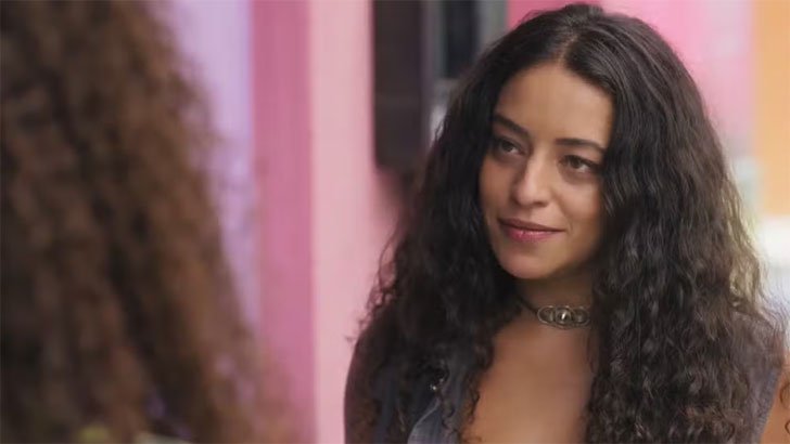 Volta por Cima: Cheia de ódio, Cacá tenta empurrar Madá de escadaria Foto em Volta por Cima: Cheia de ódio, Cacá....