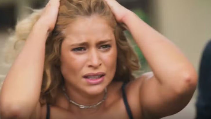 Volta por Cima: Roxelle pega arma e rende o capanga Foto em Volta por Cima: Roxelle pega arma