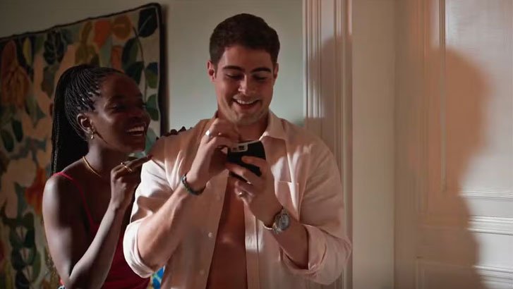 (Foto: TV Globo/Dona de Mim) Foto em Dona de Mim: Leo e Davi quase se beijam