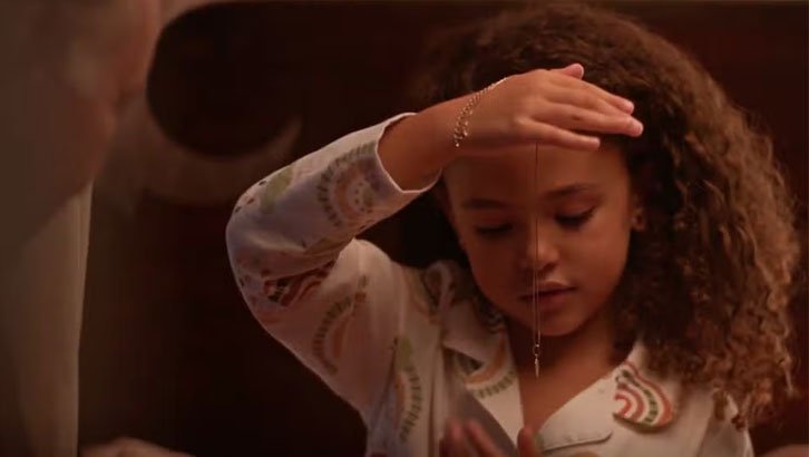 Foto em Dona de Mim: Abel entrega lembrança