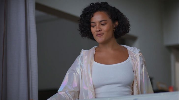 Foto em Vale Tudo: Fátima se joga da janela