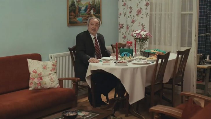 Força de Mulher: Enver prepara um jantar especial para Hatice Foto em Força de Mulher: Enver prepara um jantar