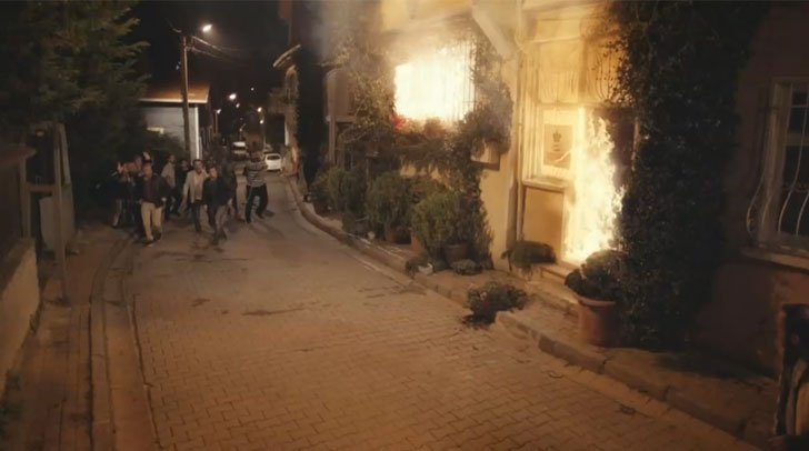 Força de Mulher: Enver embriagado provoca incêndio na casa Foto em Força de Mulher: Enver embriagado provoca