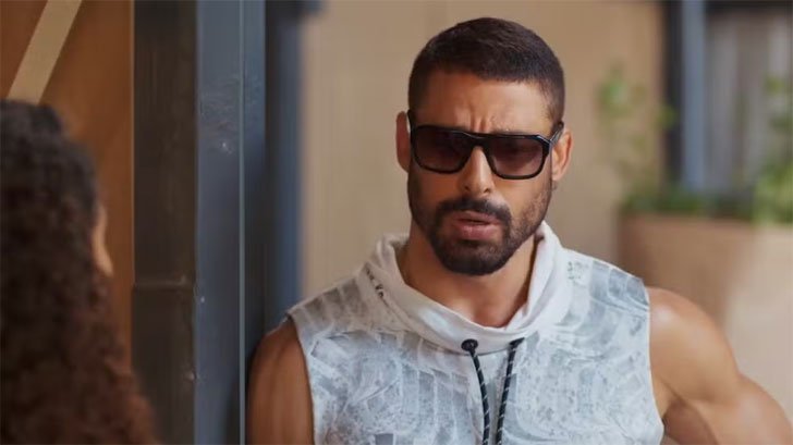 Foto em Vale Tudo: César arma cena para enganar Raquel