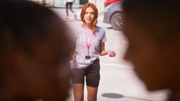 (Foto: TV Globo/Dona de Mim) Foto em Dona de Mim: Leona flagra Marlon e Kami juntinhos