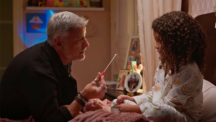 (Foto: TV Globo/Dona de Mim) Foto em Dona de Mim: Jaques pega material genético de Sofia