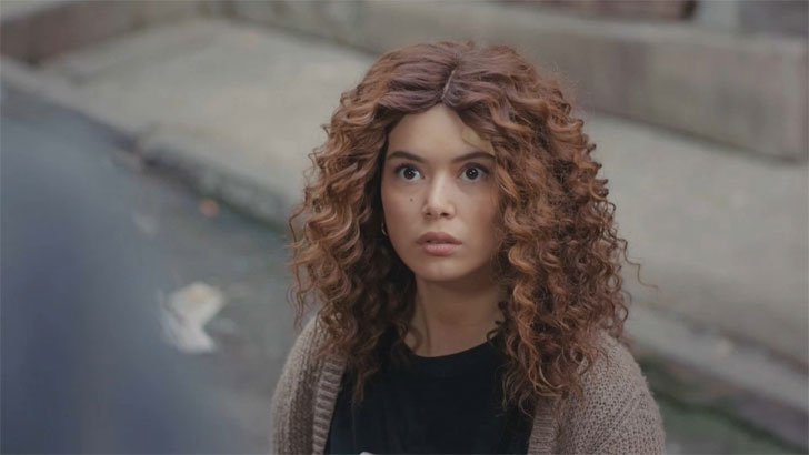 Força de Mulher: Sirin revela que Bahar e Ceyda venderam a joia de Fazilet Foto em Força de Mulher: Sirin conta que Bahar e Ceyda venderam a joia de Fazilet