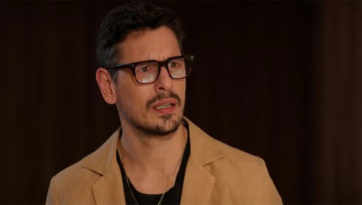 Foto em Vale Tudo: Renato descobre romance de Leila e Marco Aurélio