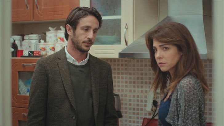 Força de Mulher: Ceyda percebe que Saltimis escondeu dinheiro na gaveta Foto em Força de Mulher: Ceyda percebe que Saltimis escondeu dinheiro na gaveta