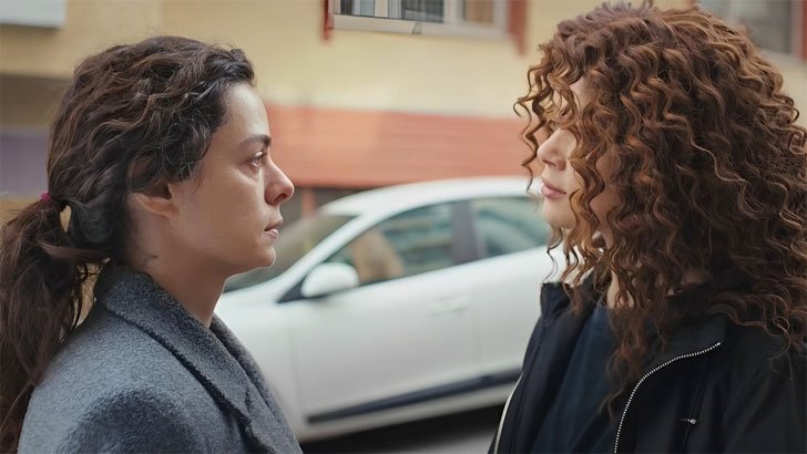 Força de Mulher: Sirin manipula Bahar para que ela recuse a herança Foto em Força de Mulher: Sirin manipula Bahar para que ela recuse a herança