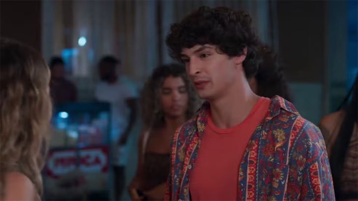 Foto em Vale Tudo: Tiago vê Heleninha alterada e pede ajuda de Odete