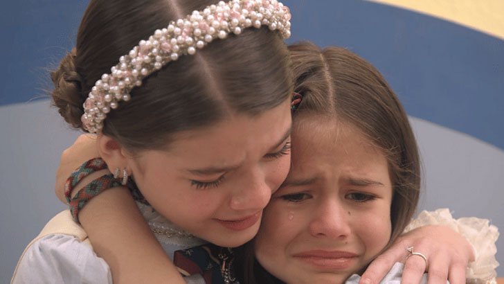 (Foto: SBT/A Caverna Encantada) Foto em A Caverna Encantada: Norma proíbe Anna de se aproximar de Lavínia