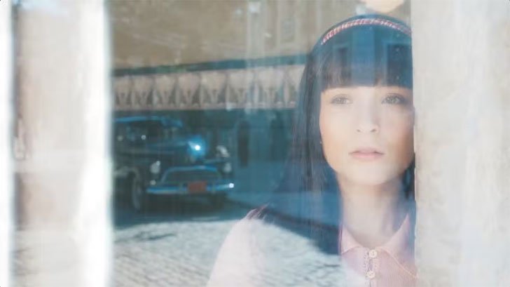 (Foto: TV Globo/Êta Mundo Melhor!) Foto em Êta Mundo Melhor!: Estela tem flash do seu passado ao lado de homem misterioso