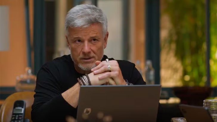 Foto em Dona de Mim: Jaques ocupa o cargo e mansão de Abel e se insinua para Filipa