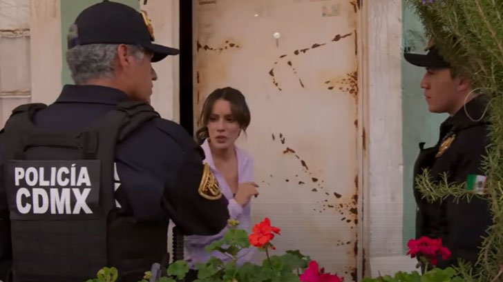 (Foto: Televisa/SBT/As Filhas da Senhora Garcia) Foto em As Filhas da Senhora Garcia: Valéria é presa por armação de Priscila