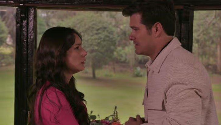 (Foto: Televisa/SBT/As Filhas da Senhora Garcia) Foto em As Filhas da Senhora Garcia: Nicolau tranca Valéria e Artur em uma cabana