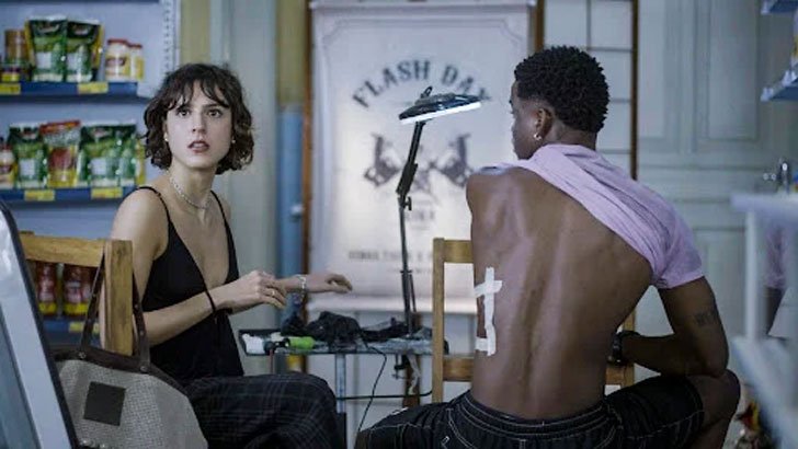 (Foto: TV Globo/Dona de Mim) Foto em Dona de Mim: Filipa fica ferida ao defender Nina e desmaia