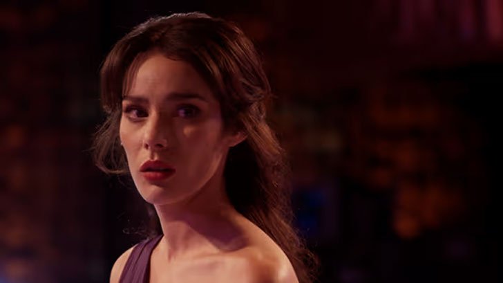 (Foto: Televisa/SBT/As Filhas da Senhora Garcia) Foto em As Filhas da Senhora Garcia: Paula se vinga expondo Valéria durante desfile