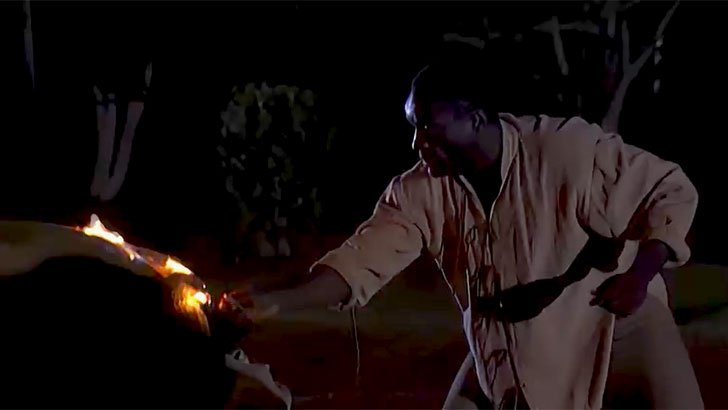 Foto em A Escrava Isaura: Gabriel queima as sacas de café de Leôncio