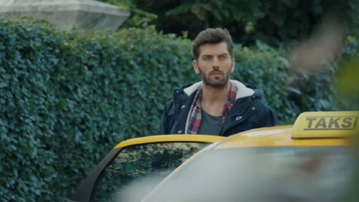 (Foto: Record TV/Mãe) Foto em Mãe: Ali descobre que Melek era vítima de maus-tratos em casa