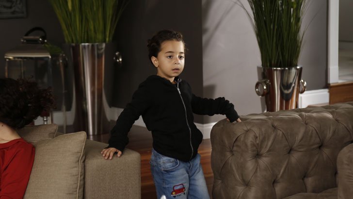 Foto em Mãe: Ali se aproxima de Turna deixando-a em pânico