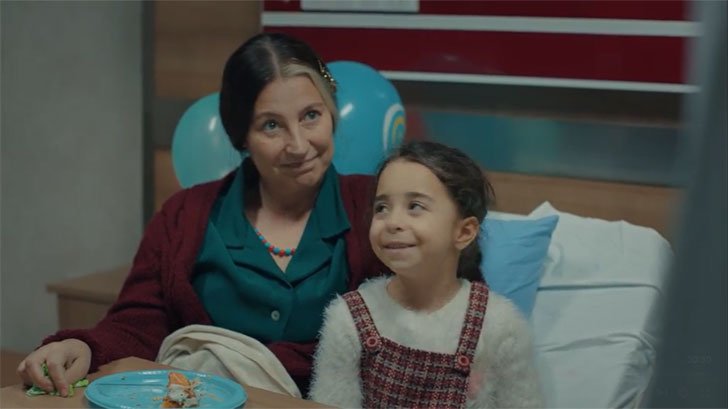 Foto em Mãe: Gonul é atropelada e levada para o hospital