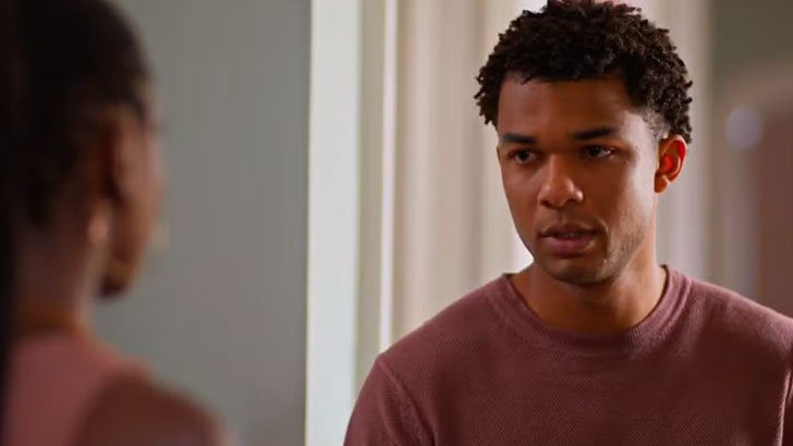 Foto em Dona de Mim: Samuel flagra beijo de Leo e Marlon no banheiro