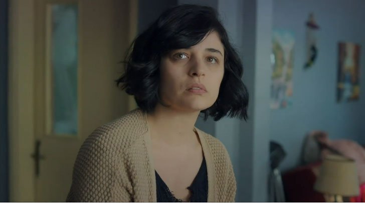 Foto em Em Mãe: Sule deixa hospital, fica na rua e pede ajuda de Gonul