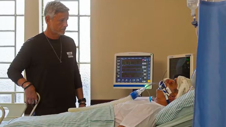 Foto em Dona de Mim: Ricardo acorda do coma e questiona Jaques